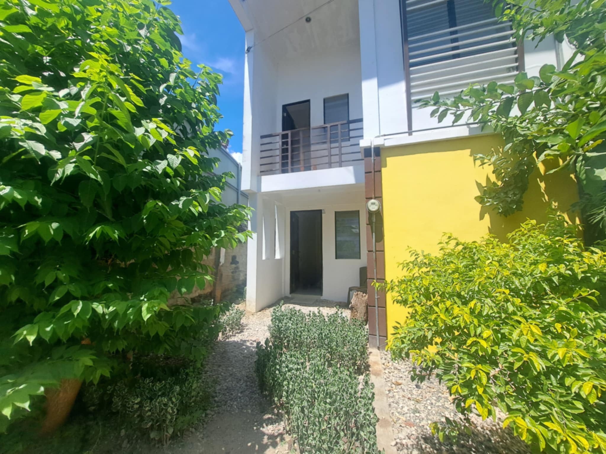 Unfurnish 2BR Townhouse for Rent