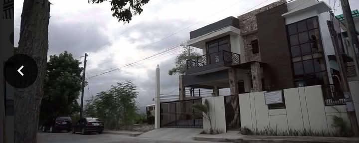 3 storey modern house