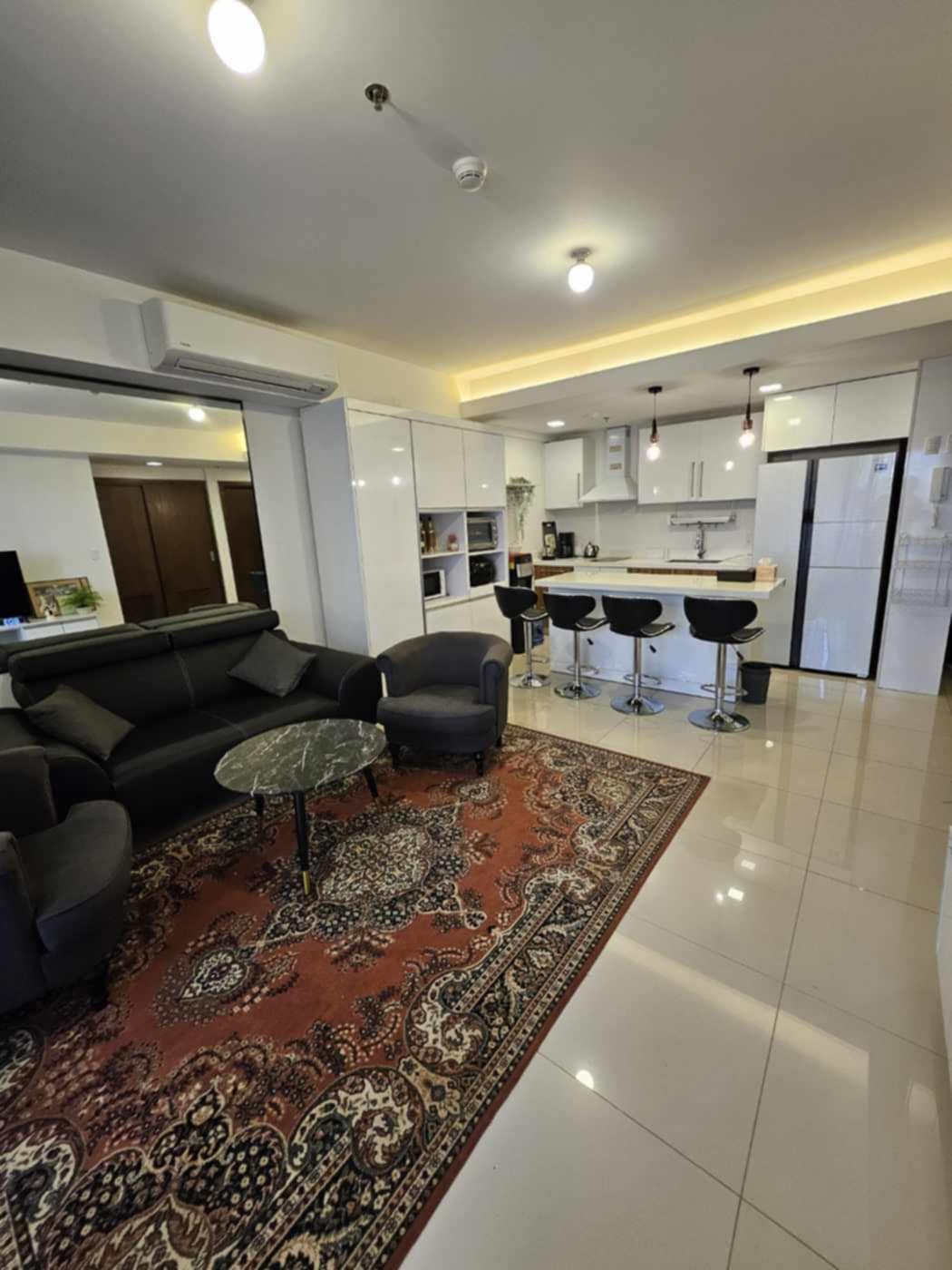 Stunning 1BR unit with balcony and parking in Ayala