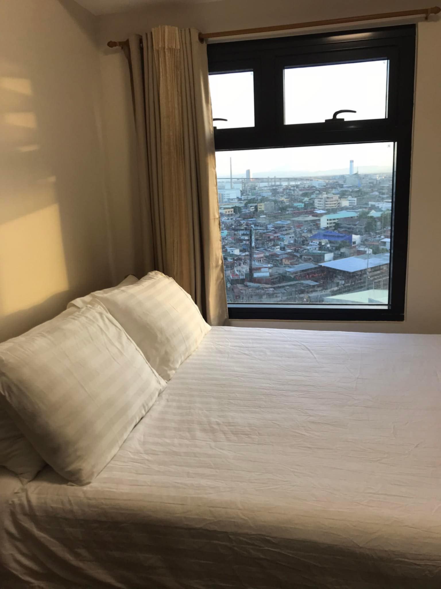 Fully Furnished 1-Bedroom Condo with Balcony & Parking | Sea & Mountain View